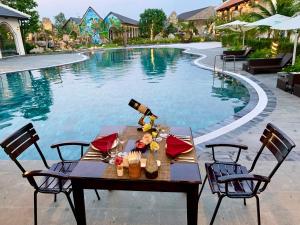 Hồ bơi trong/gần Cantho Eco Resort