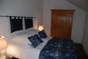 a bedroom with a bed and a wooden door at Les Bleuets in Scharrachbergheim Irmstett