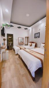 Postel nebo postele na pokoji v ubytování Minh Quan Hotel