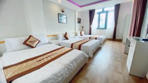 Postel nebo postele na pokoji v ubytování Minh Quan Hotel