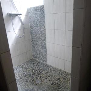 um chuveiro com piso de pedra na casa de banho em Gîte &quot;La Bergerie&quot;- Chalet indépendant em Kirchberg