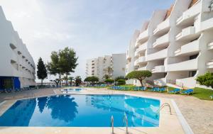 a swimming pool in front of a building at Apartamentos Complejo Eurhostal in Alcossebre