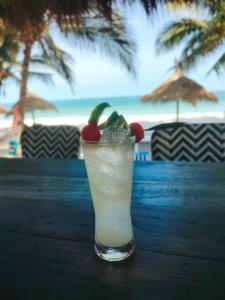 ein Getränk auf einem Tisch am Strand in der Unterkunft Margarita Beach in Khanom
