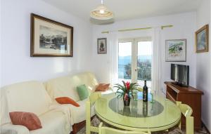TV a/nebo společenská místnost v ubytování Apartment Omis With Sea View 03