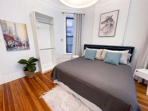 a bedroom with a bed and a potted plant at Perfect Wrigleyville Stay in Chicago