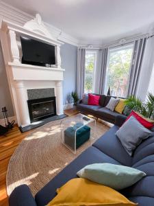 a living room with a blue couch and a fireplace at Perfect Wrigleyville Stay in Chicago