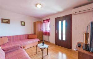 ein Wohnzimmer mit einem Sofa und einem TV in der Unterkunft Amazing Home In Porec With 1 Bedrooms And Wifi in Poreč