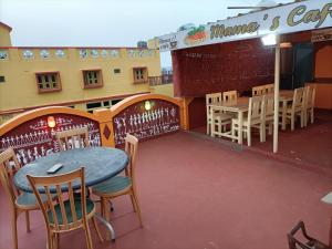 プリーにあるLaxmi Narayan Residencyのバルコニー(テーブル、椅子付)