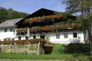 SchauflingにあるLandgasthof Düllhofの花の横の建物
