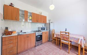 Kuchyň nebo kuchyňský kout v ubytování 1 Bedroom Lovely Apartment In Rabac