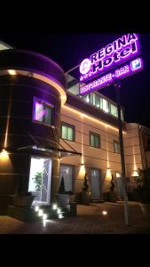 hotel z neonem przed nim w obiekcie Hotel Regina w mieście Caserta