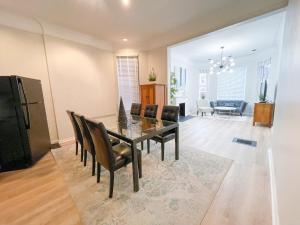 a dining room with a table and chairs at Wrigleyville Friends Unit - 5bdrm in Chicago