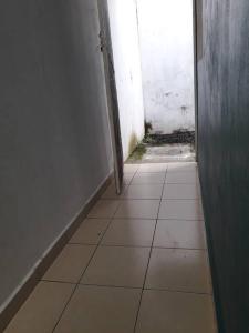 an empty hallway with a door and a tile floor at Nice house Casa de Descanso en San Andrés Tuxtla. in San Andrés Tuxtla