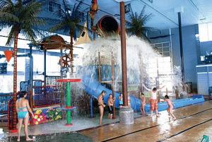 eine Gruppe von Kindern, die in einem Wasserpark spielen in der Unterkunft Cabins of Mackinac & Lodge in Mackinaw City