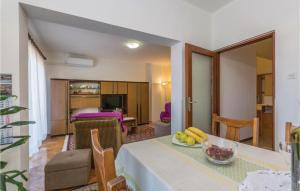 een woonkamer met een tafel met een fruitschaal bij Stunning Apartment In Fazana With Wifi in Fažana