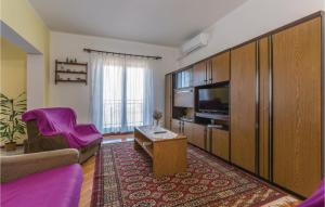 een woonkamer met een bank en een tv bij Stunning Apartment In Fazana With Wifi in Fažana