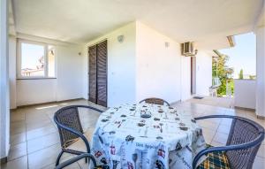 Χώρος καθιστικού στο Beautiful Apartment In Umag With Wifi