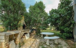 Κήπος έξω από το Beautiful Apartment In Umag With Wifi +19 φωτογραφίες