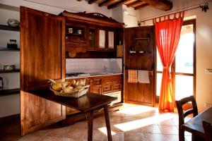 una cocina con una mesa con un bol de fruta. en Agriturismo Residenza il Girasole, en Bettona