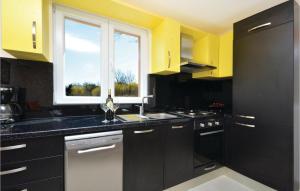 Kuchyňa alebo kuchynka v ubytovaní Four-Bedroom Holiday Home In Lecevica