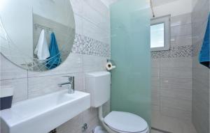 Kúpeľňa v ubytovaní Four-Bedroom Holiday Home In Lecevica
