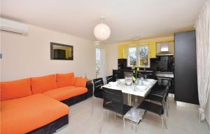 Posedenie v ubytovaní Four-Bedroom Holiday Home In Lecevica