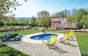 Bazén v ubytovaní Four-Bedroom Holiday Home In Lecevica alebo v jeho blízkosti