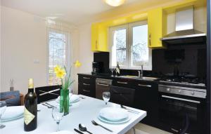 Kuchyňa alebo kuchynka v ubytovaní Four-Bedroom Holiday Home In Lecevica