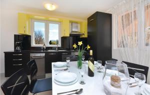 Kuchyňa alebo kuchynka v ubytovaní Four-Bedroom Holiday Home In Lecevica