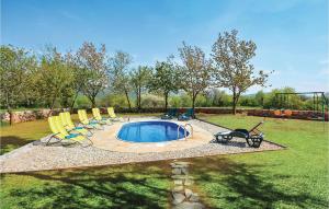 Bazén v ubytovaní Four-Bedroom Holiday Home In Lecevica alebo v jeho blízkosti
