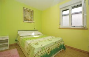 Posteľ alebo postele v izbe v ubytovaní Nice Apartment In Drvenik Mali