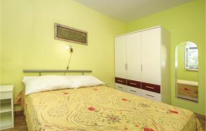 Posteľ alebo postele v izbe v ubytovaní Nice Apartment In Drvenik Mali