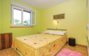 Posteľ alebo postele v izbe v ubytovaní Nice Apartment In Drvenik Mali