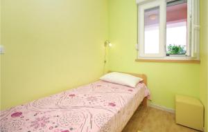 Posteľ alebo postele v izbe v ubytovaní Nice Apartment In Drvenik Mali