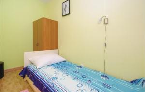 Posteľ alebo postele v izbe v ubytovaní Nice Apartment In Drvenik Mali