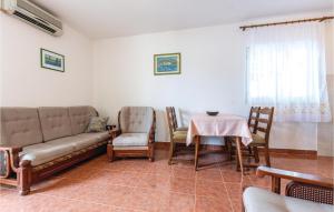 a living room with a couch and a table and chairs at 2 Bedroom Lovely Apartment In Okrug Donji in Okrug Donji