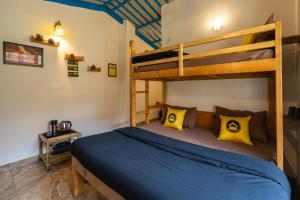 Ένα ή περισσότερα κρεβάτια σε δωμάτιο στο The Hosteller Mussoorie By the Streamside, Kempty