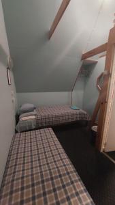 um quarto com duas camas e uma escada em Livonia Matkamaja em Kilingi-Nõmme