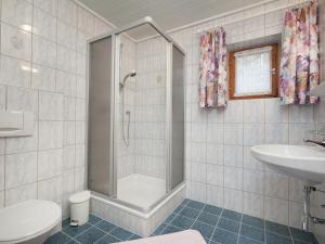 カップルにあるModern Apartment in Kappl with Infrared Saunaのバスルーム(シャワー、トイレ、シンク付)