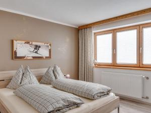 Posteľ alebo postele v izbe v ubytovaní Large apartment in the Salzburgerland with a 25m balcony