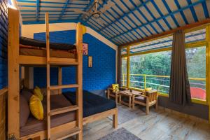 Μία ή περισσότερες κουκέτες σε δωμάτιο στο The Hosteller Mussoorie By the Streamside, Kempty