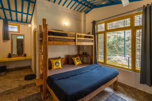 Ένα ή περισσότερα κρεβάτια σε δωμάτιο στο The Hosteller Mussoorie By the Streamside, Kempty