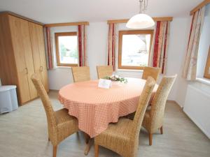 Zona d'estar a Apartment in Uderns near Ski Lift Hochzillertal
