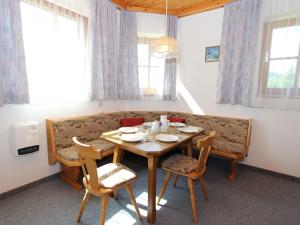 - une salle à manger avec une table et un canapé dans l'établissement Modern Apartment near Ski Area in Maria Alm, à Maria Alm