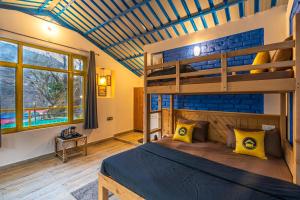 Ένα ή περισσότερα κρεβάτια σε δωμάτιο στο The Hosteller Mussoorie By the Streamside, Kempty