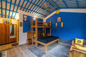 Ένα ή περισσότερα κρεβάτια σε δωμάτιο στο The Hosteller Mussoorie By the Streamside, Kempty
