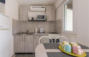 Zdjęcie z galerii obiektu Cozy Apartment In Vir With Kitchen w mieście Vir