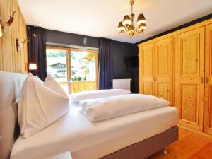 Giường trong phòng chung tại Chalet in Ellmau near Ski Lift