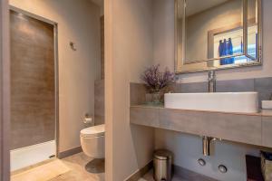 Kúpeľňa v ubytovaní Heraclea Residential Apartments + 33 fotografií