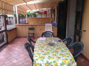 フォンダケッロにあるCasa da Tinaのテーブルと椅子が備わるポーチ